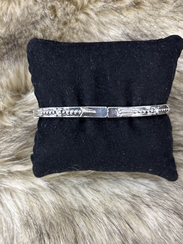 Large Arrow Single Stone Stretch Bracelet